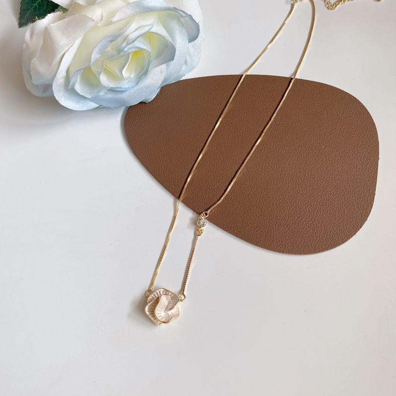 Enamel Flower Necklace Product Image