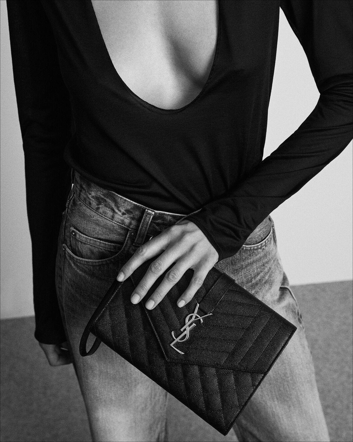 ENVELOPE FLAP pouch in MIX MATELASSÉ GRAIN DE POUDRE LEATHER | Saint Laurent | YSL.com Product Image