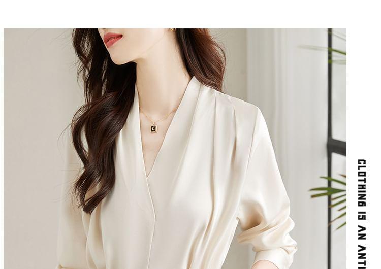 Long Sleeve V-Neck Plain Pleated Blouse Product Image