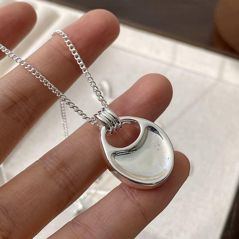 Glossy Pendant Necklace Product Image