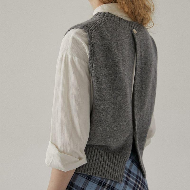 Round Neck Cable Knit Sweater Vest Product Image