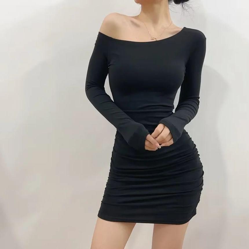 Long-Sleeve Asymmetrical Neck Off-Shoulder Plain Ruched Mini Sheath Dress Product Image