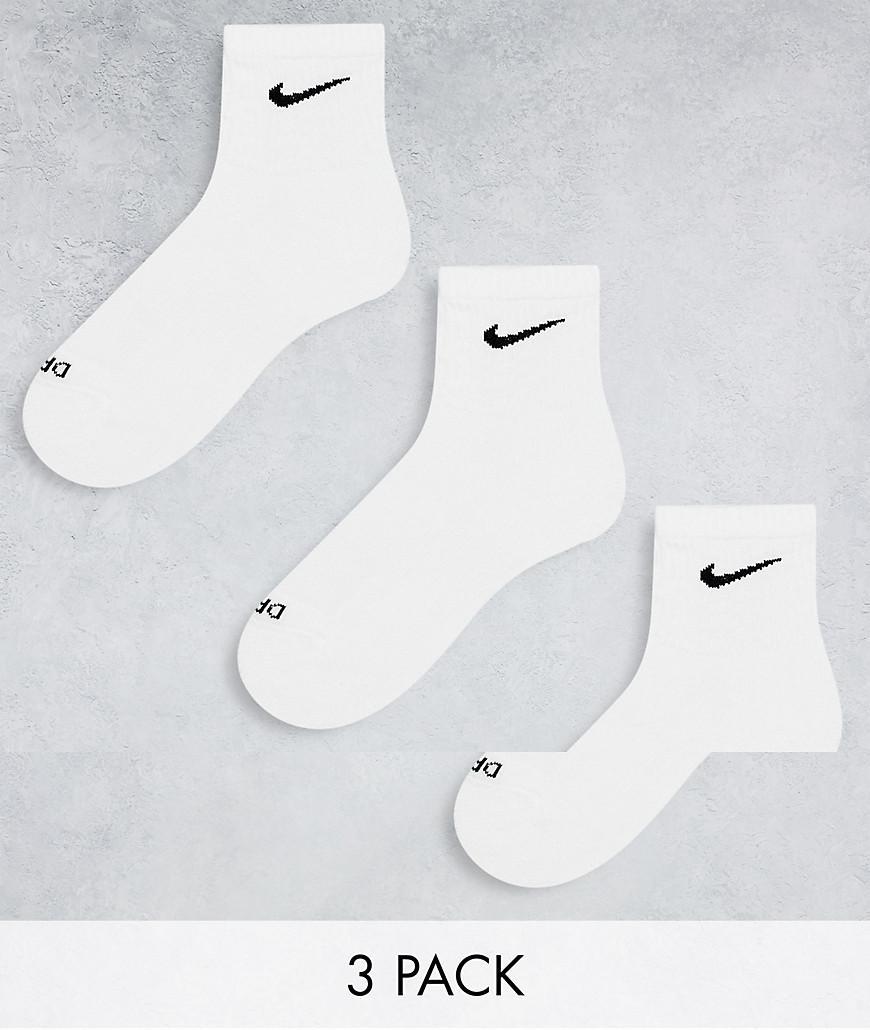 Nike Men's Everyday Plus Cushioned Training Ankle Socks (3 Pairs) Product Image