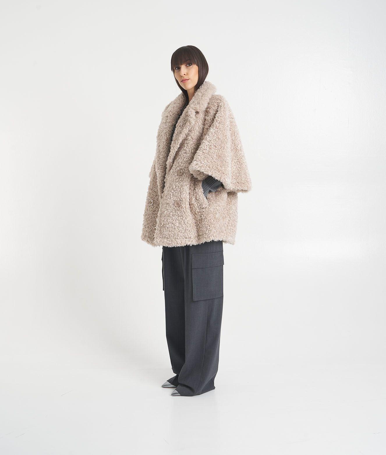 Cappotto teddy con maniche a pipistrello Female Product Image