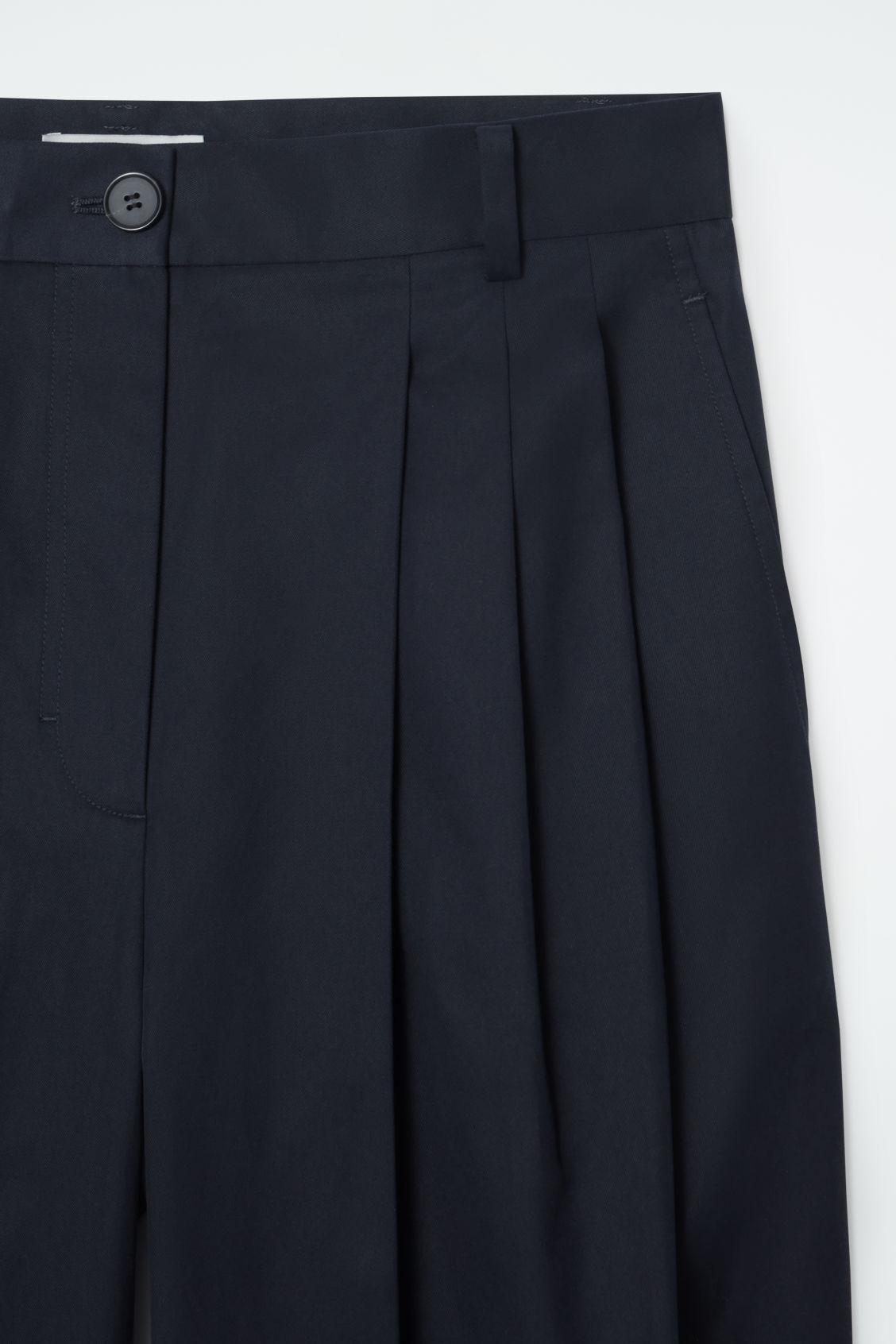 PLEATED BARREL-LEG COTTON PANTS Product Image