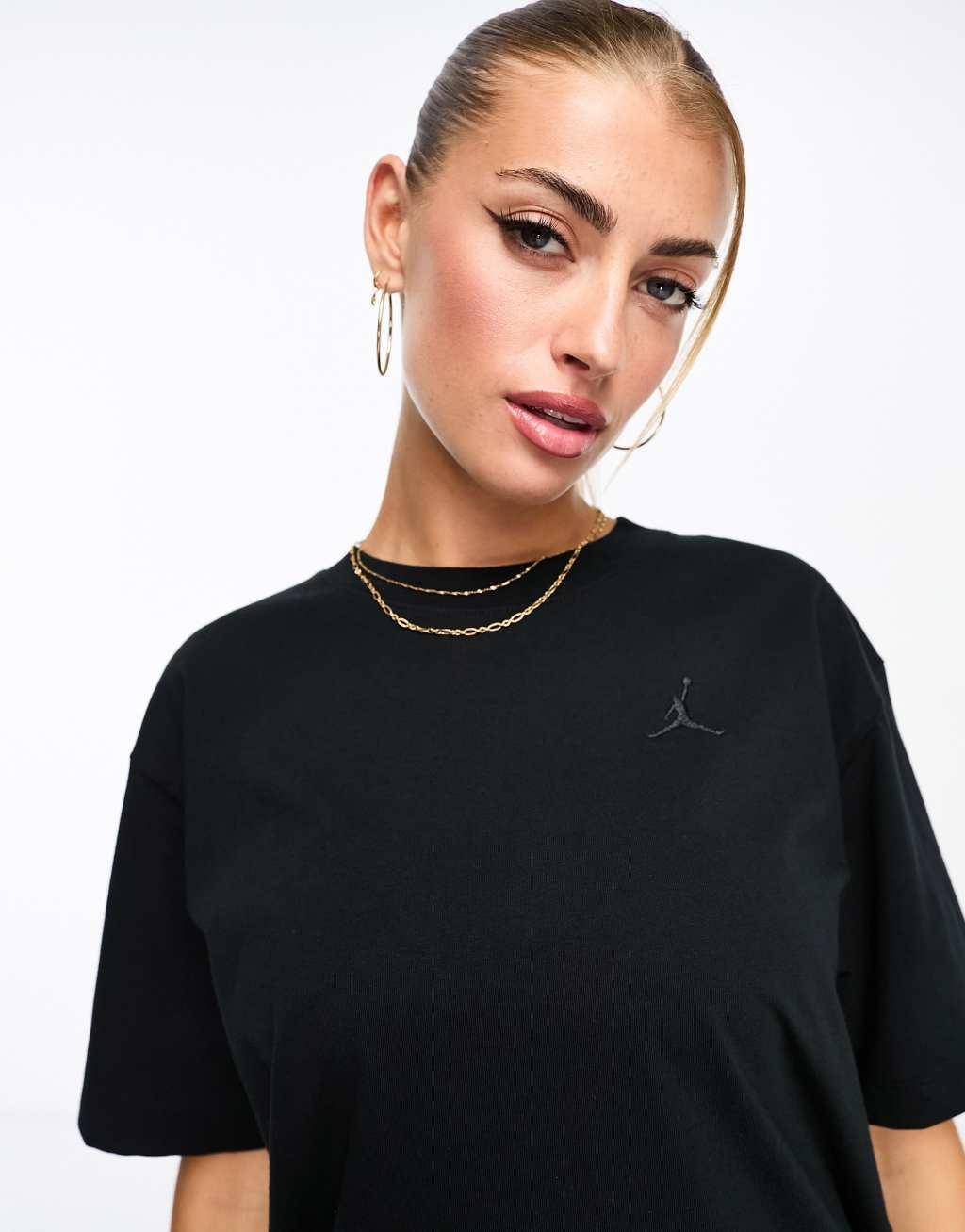 Jordan Essentials girlfriend fit T-shirt in black Product Image