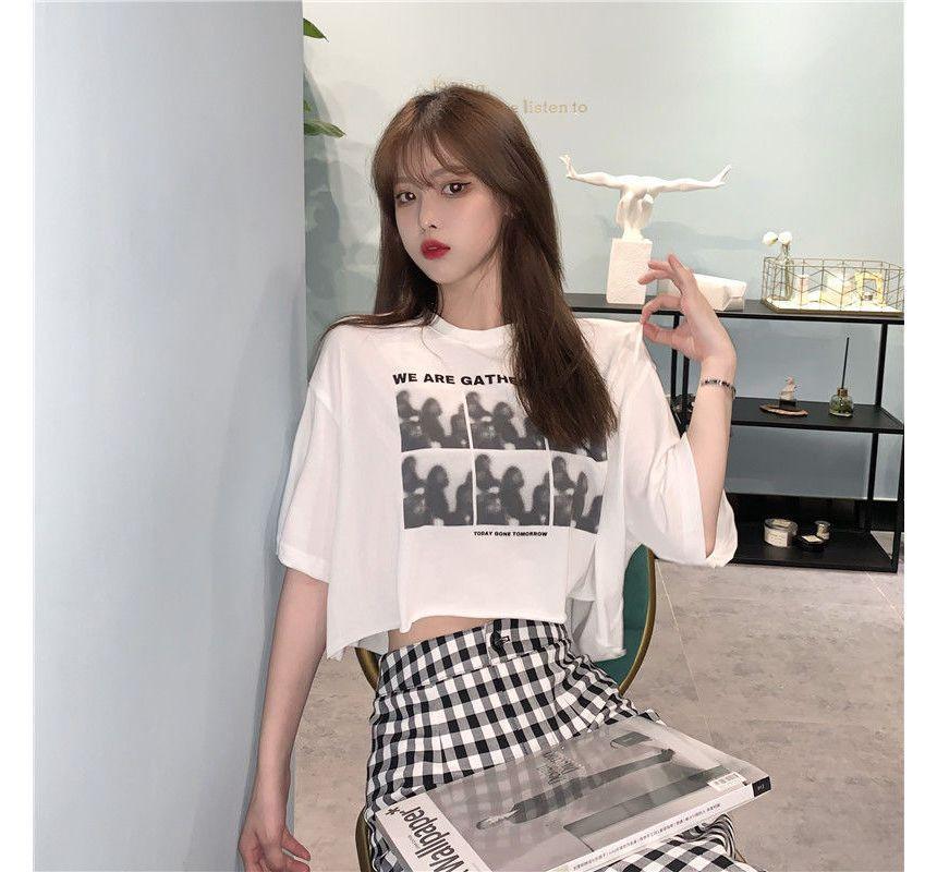 Short-Sleeve Crew Neck Graphic Print Cropped T-Shirt Product Image