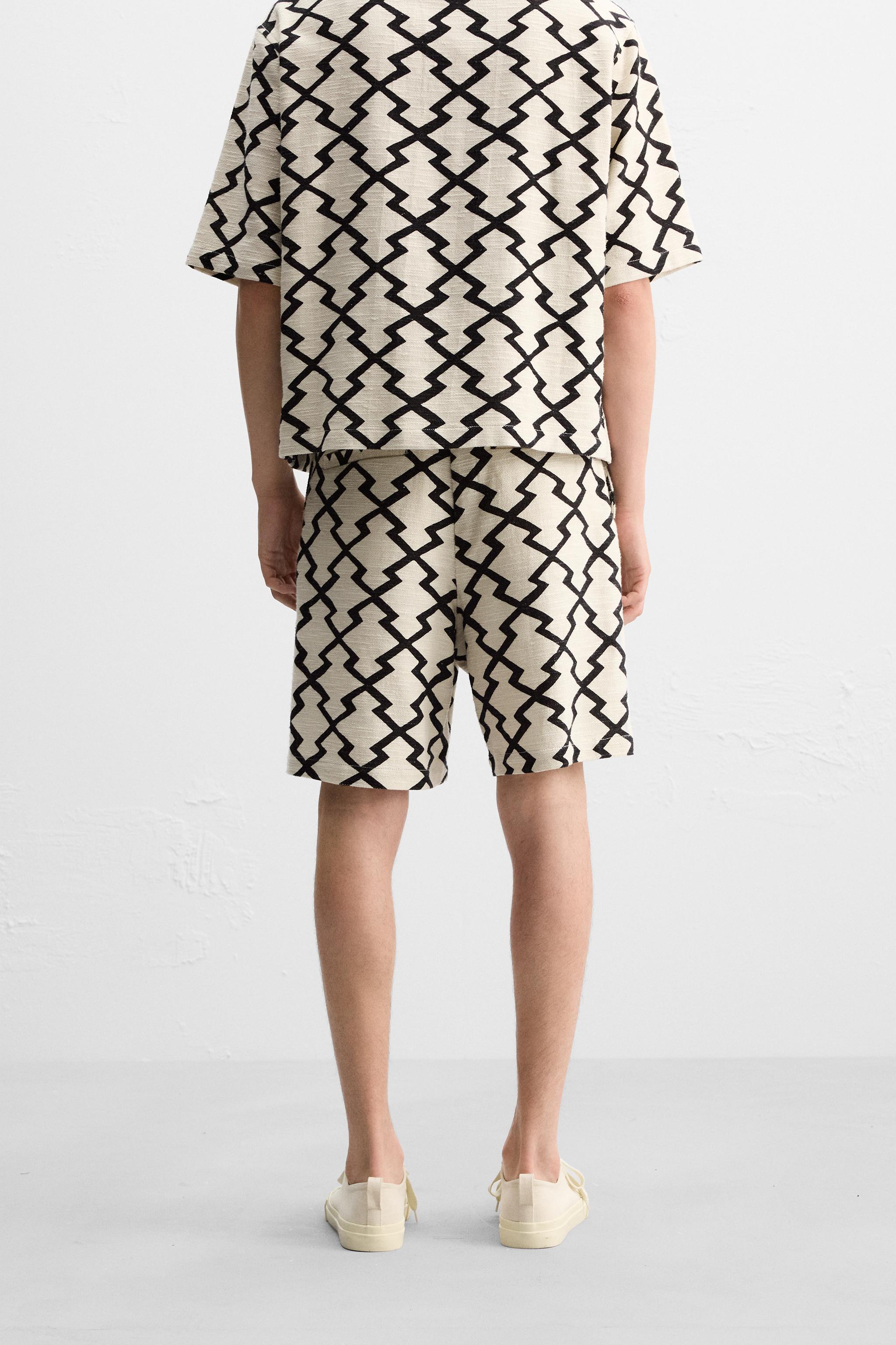 GEOMETRIC PRINT SHORTS Product Image