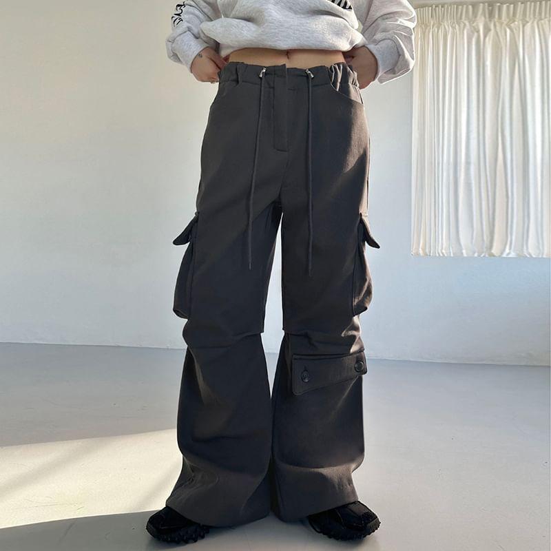 Low Waist Pocket Plain Loose-Fit Wide-Leg Cargo Pants Product Image