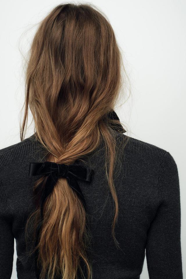 FAUX FUR CONTRASTING BOW CLIP Product Image