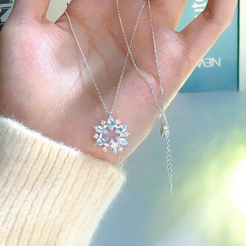 Snowflake Rhinestone Pendant Alloy Necklace Product Image