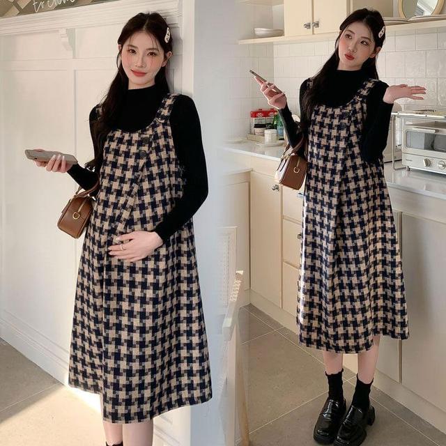 Maternity Long-Sleeve Mock Neck Plain Knit Top / Scoop Neck Patterned Buttoned Midi Pinafore Dress Product Image