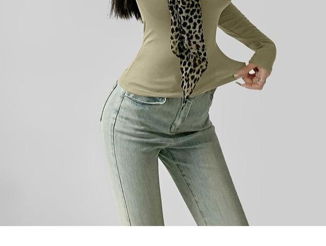 Long-Sleeve Scoop Neck Plain T-Shirt Product Image