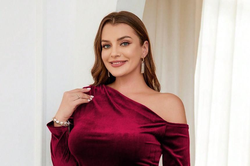 Plus Size Long-Sleeve Off-Shoulder Plain Velvet Slim Fit T-Shirt Product Image