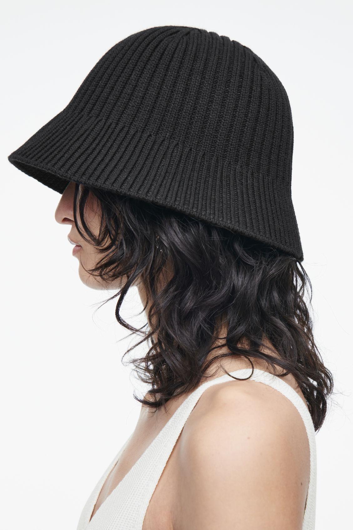 RIBBED-KNIT BUCKET HAT Product Image