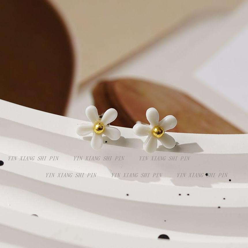 Floral Stud Earring Product Image