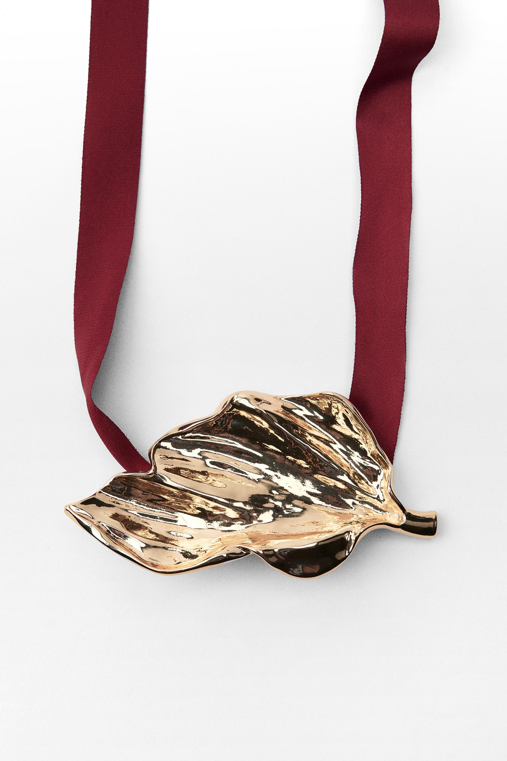 FABRIC LEAF NECKLACE Product Image