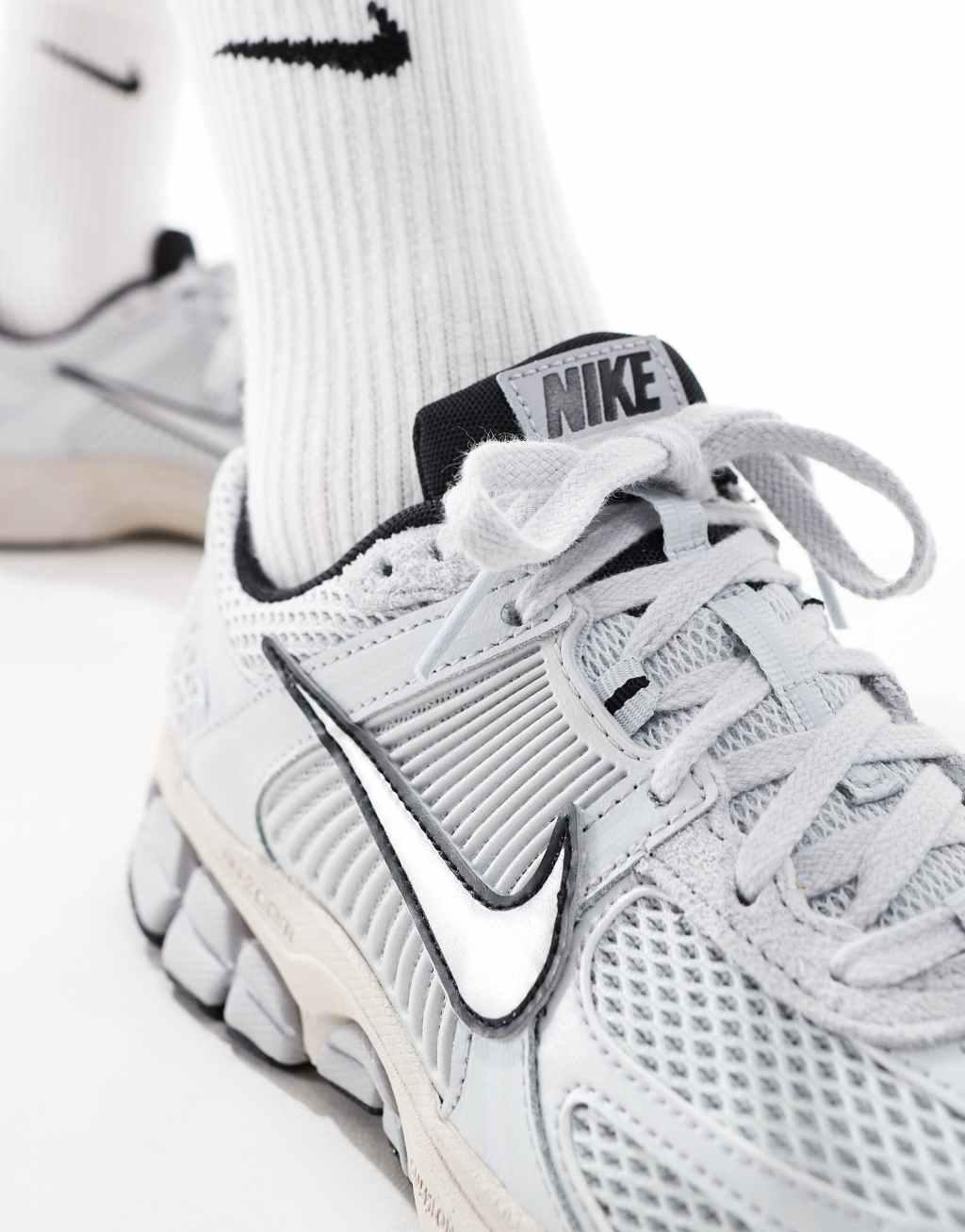 Nike Zoom Vomero 5 sneakers in pure platinum Product Image