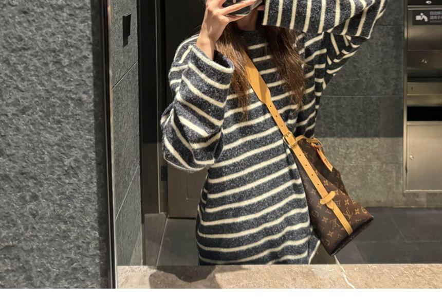 Long-Sleeve Round Neck Striped T-Shirt Product Image