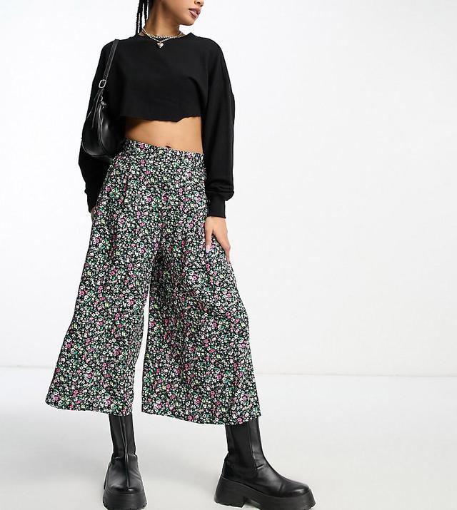 New Look Petite wide leg crop pants in black floral Product Image