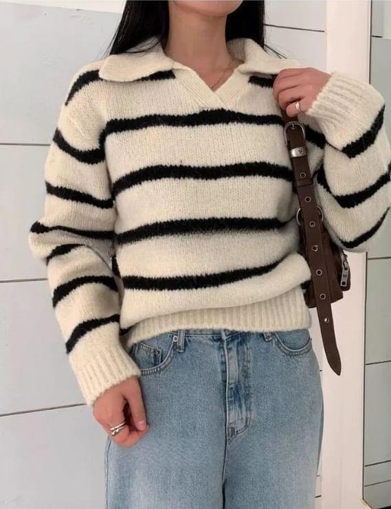 Long Sleeve V-Neck Striped Loose-Fit Sweater Product Image