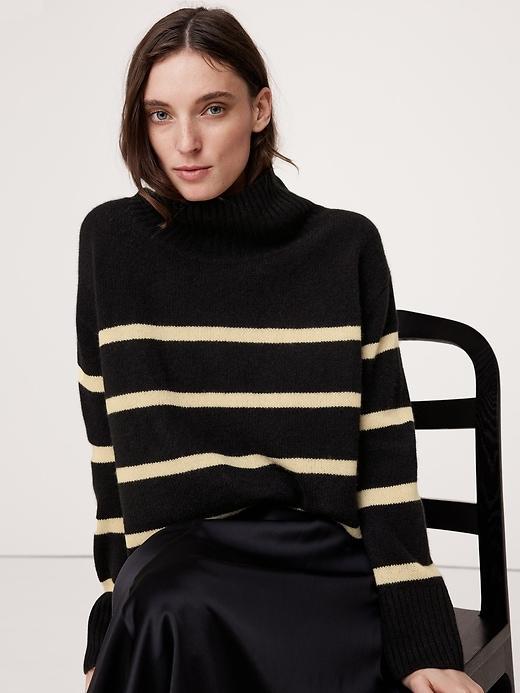 Oversized Midweight Cashmere Turtleneck Sweater Product Image