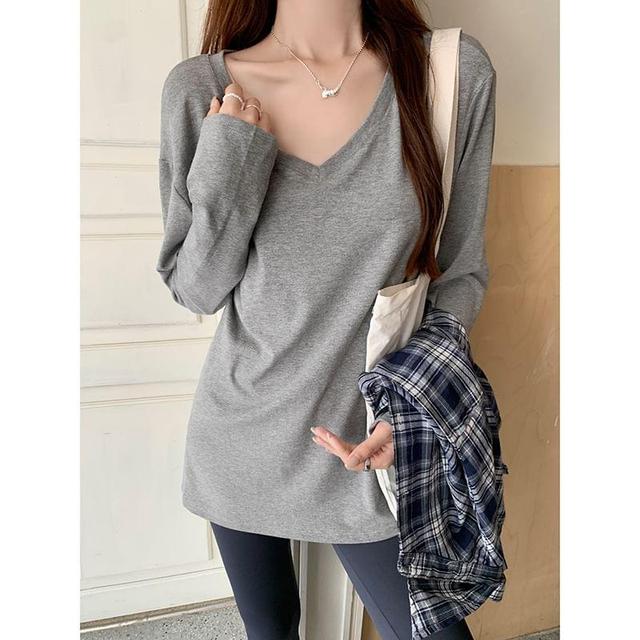 Long-Sleeve V-Neck Plain T-Shirt Product Image