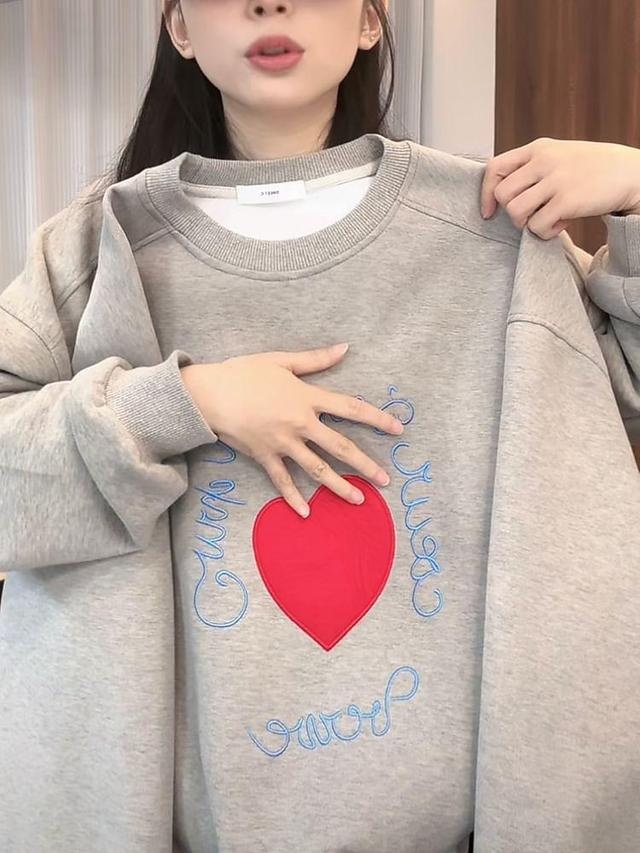 Crewneck Heart Print Sweatshirt Product Image