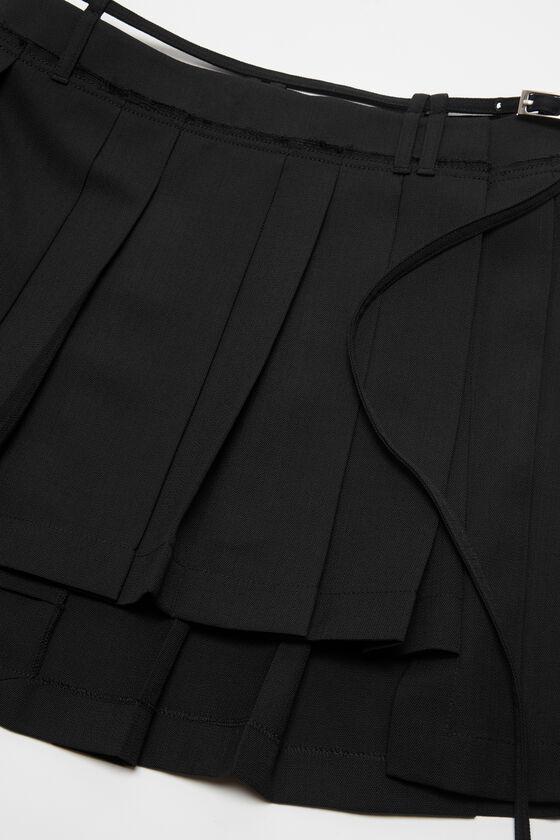 Asymmetric pleated skirt Product Image