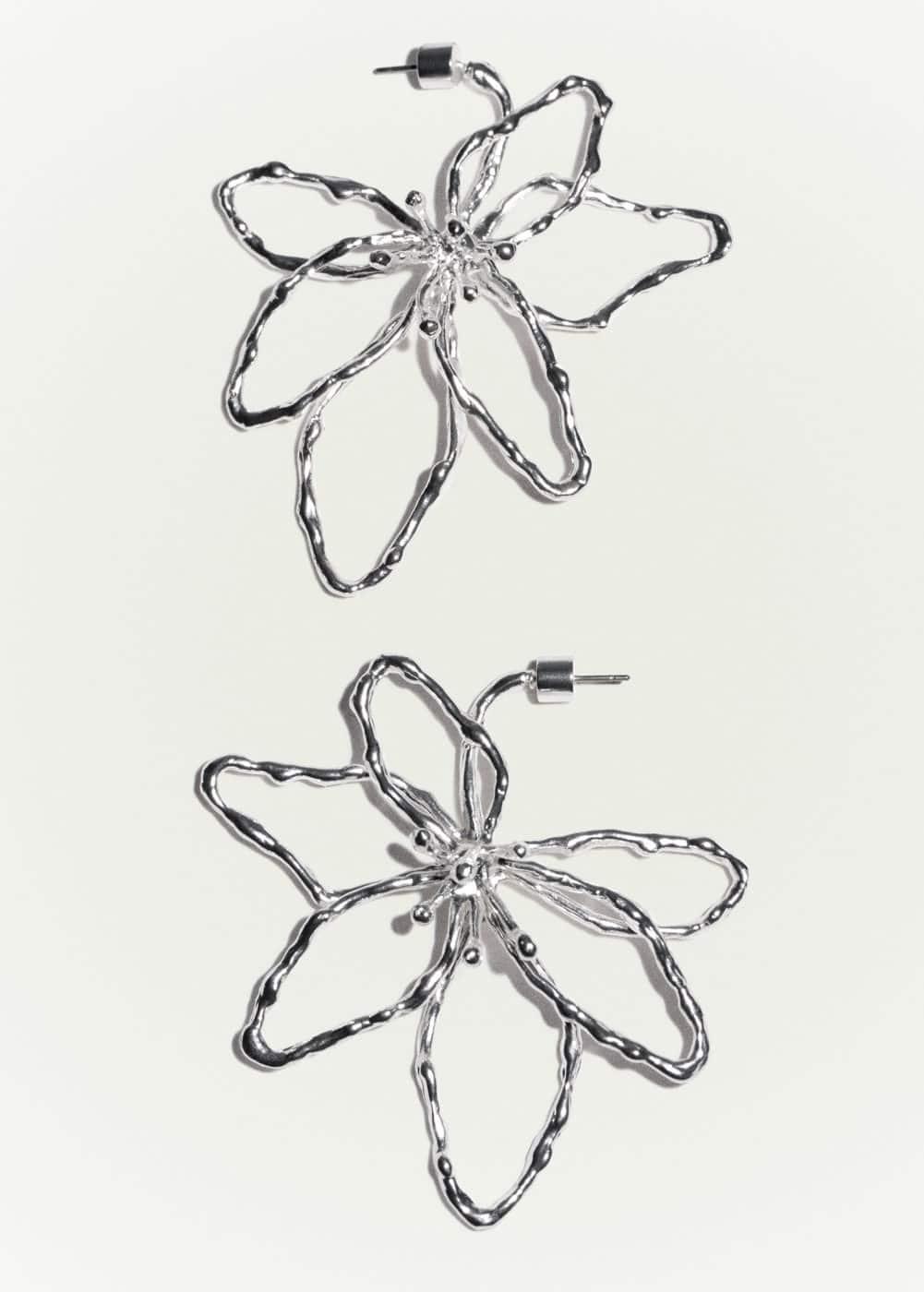 Maxi flower earrings - Women | MANGO USA Product Image