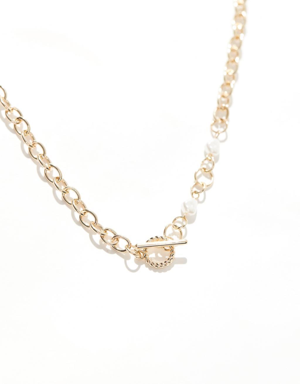 SVNX T-bar gold necklace with coin and pearl details Product Image