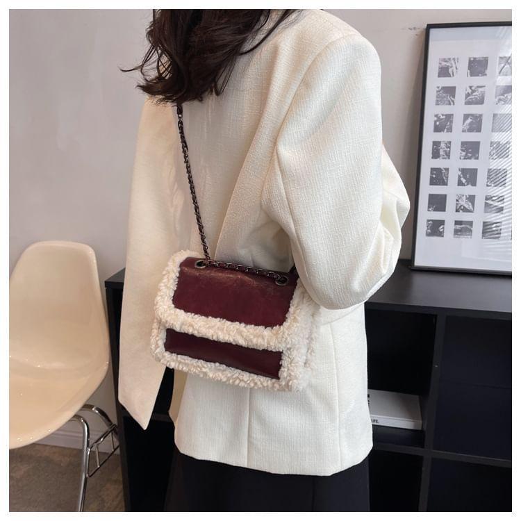 Chain Strap Fleece Panel Flap Crossbody Bag Product Image