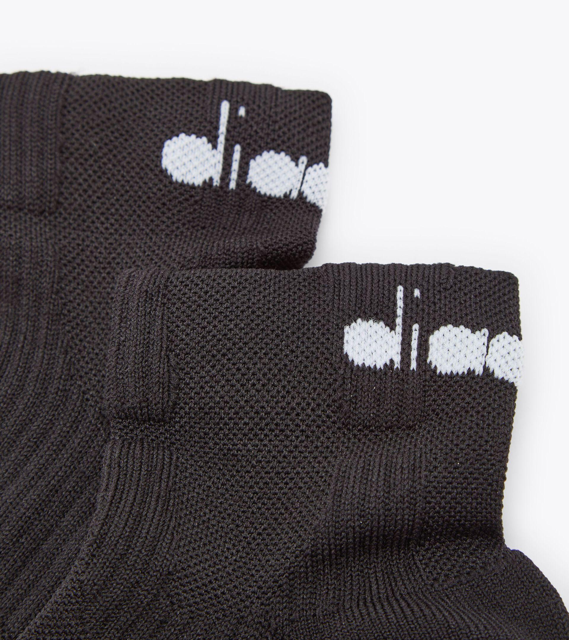 CUSHION QUARTER SOCKS Product Image