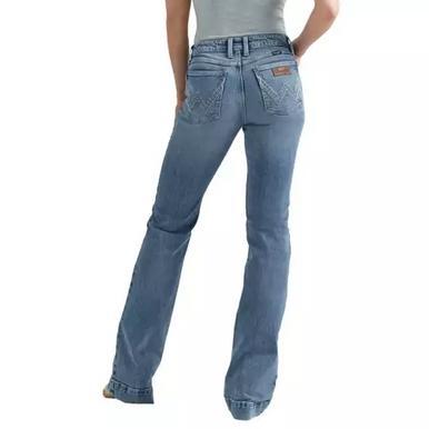 Wrangler Retro® Ladies' Mae MR Donna Light Wash Trouser Jeans Product Image