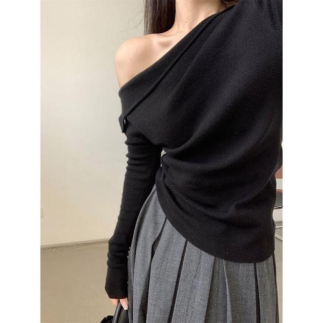 Long-Sleeve One-Shoulder Plain Knit Top Product Image