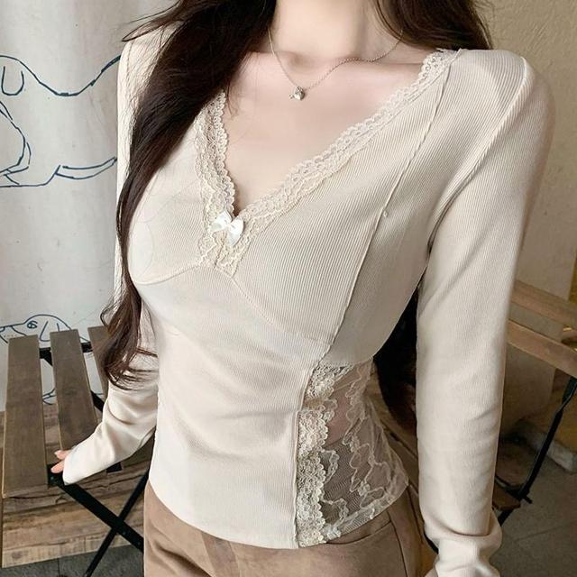 Long-Sleeve V-Neck Plain Lace Panel Slim Fit Crop Tee Product Image