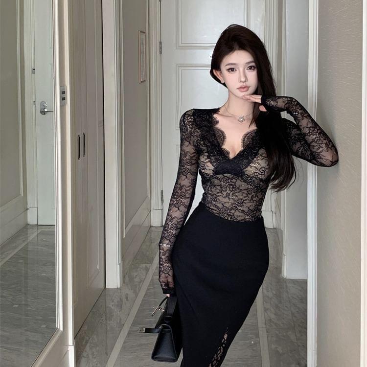 Long-Sleeve V-Neck Lace Slim Fit Top Product Image