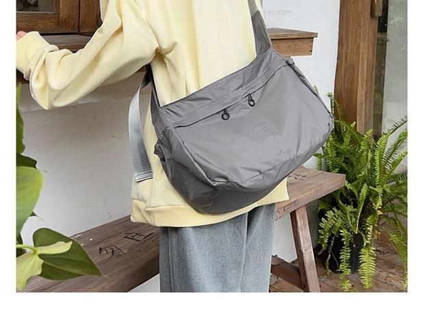 Plain Crossbody Bag Product Image