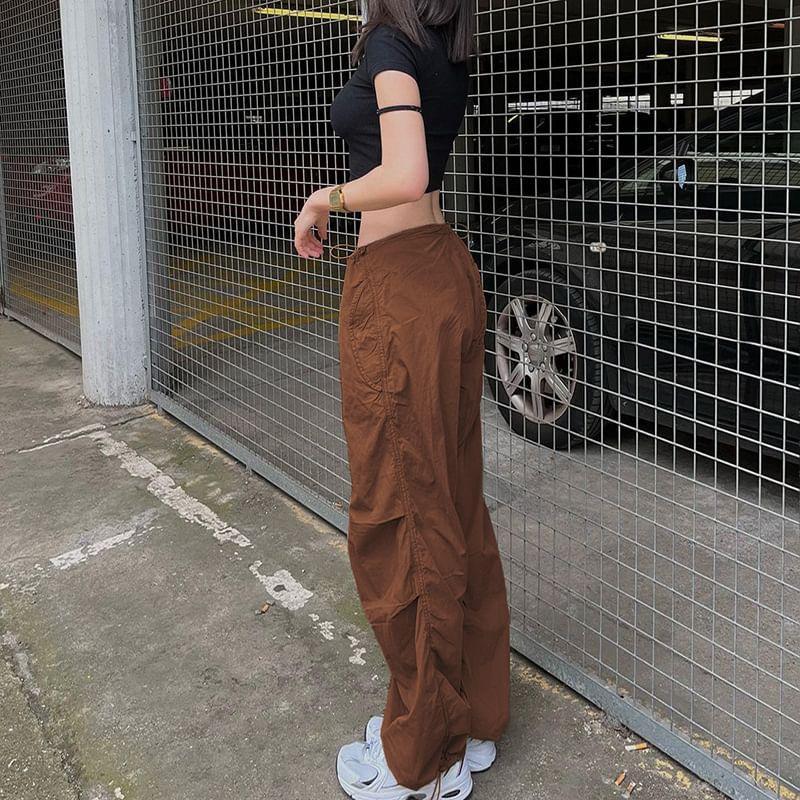 Low Rise Loose-Fit Wide Leg Cargo Pants Product Image