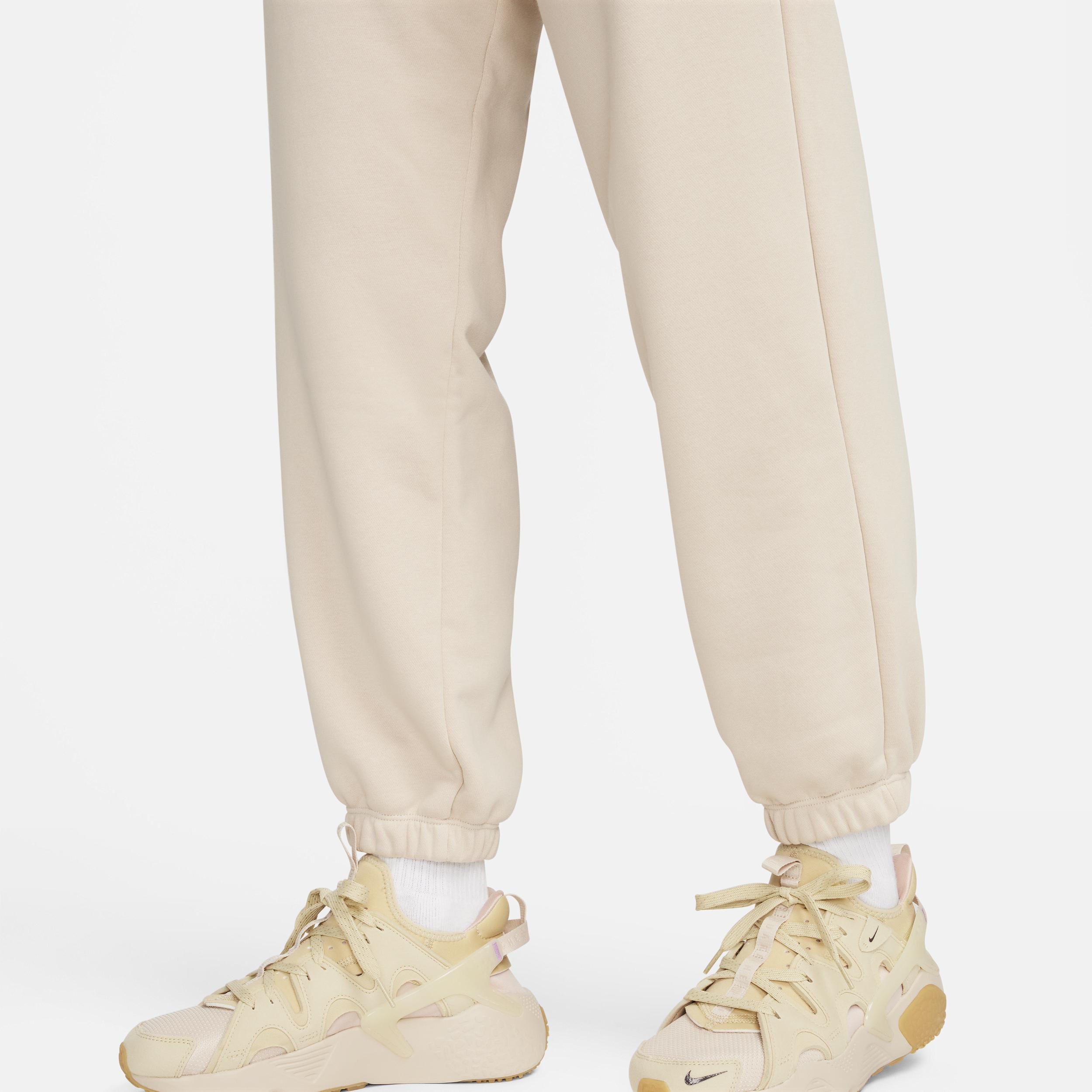 Women's Nike Sportswear Club Fleece Oversized Mid-Rise Sweatpants Product Image