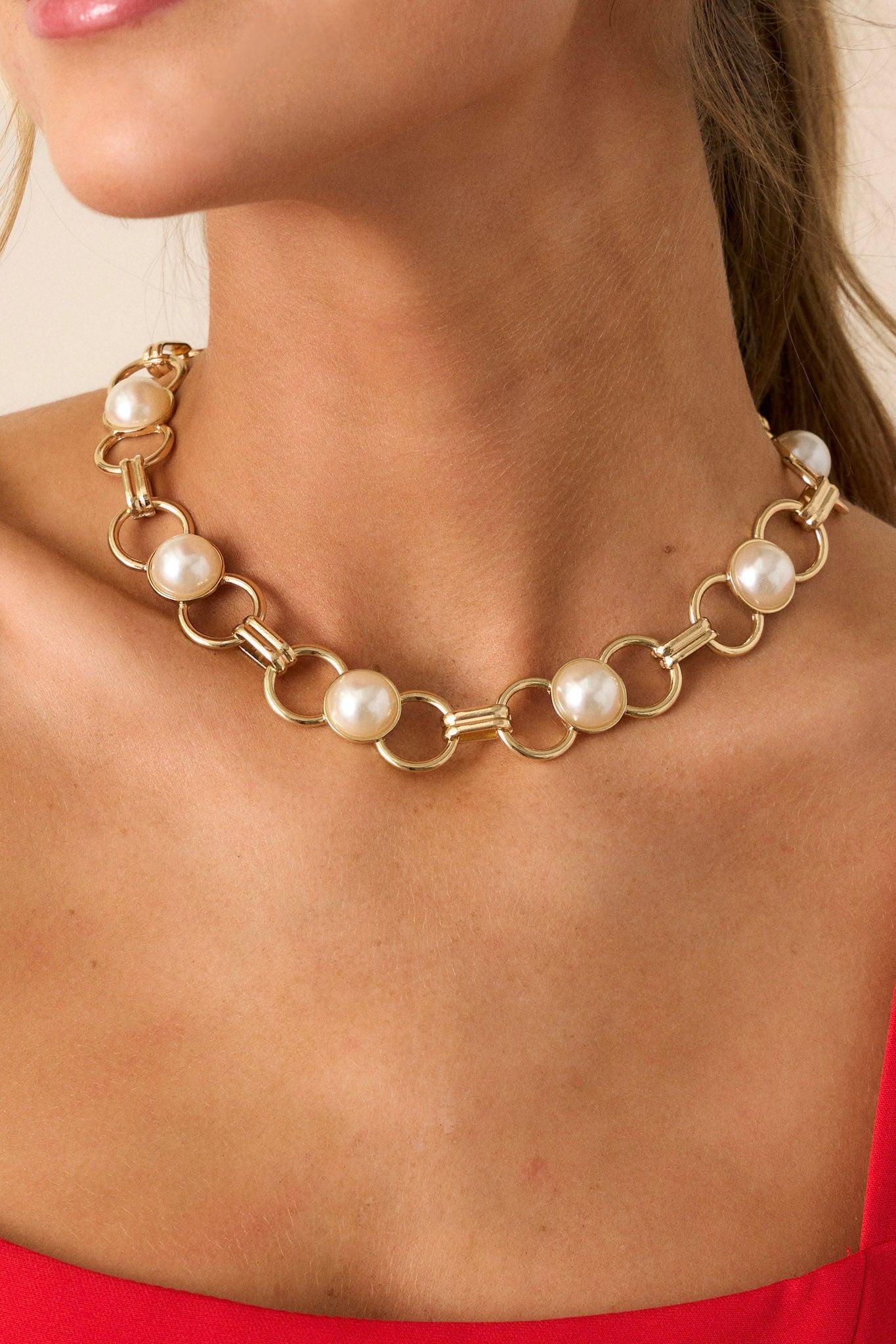 Elegant Embrace Pearl Chain Necklace Product Image