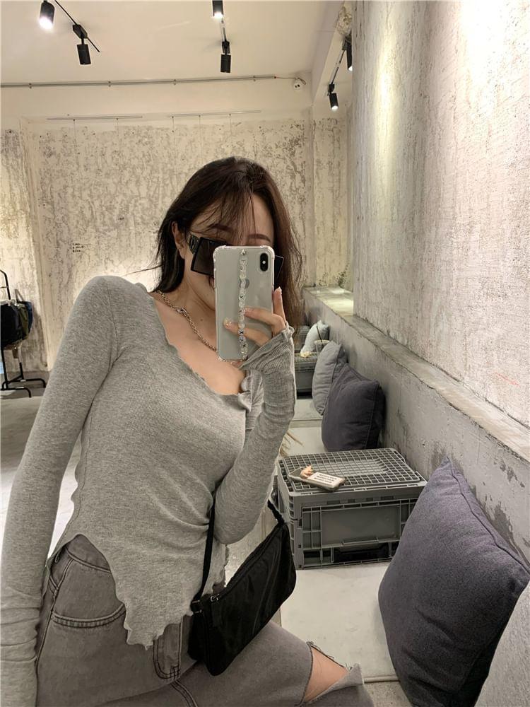 Long-Sleeve Scoop Neck Plain Asymmetrical Lettuce Edge Crop Knit Top Product Image