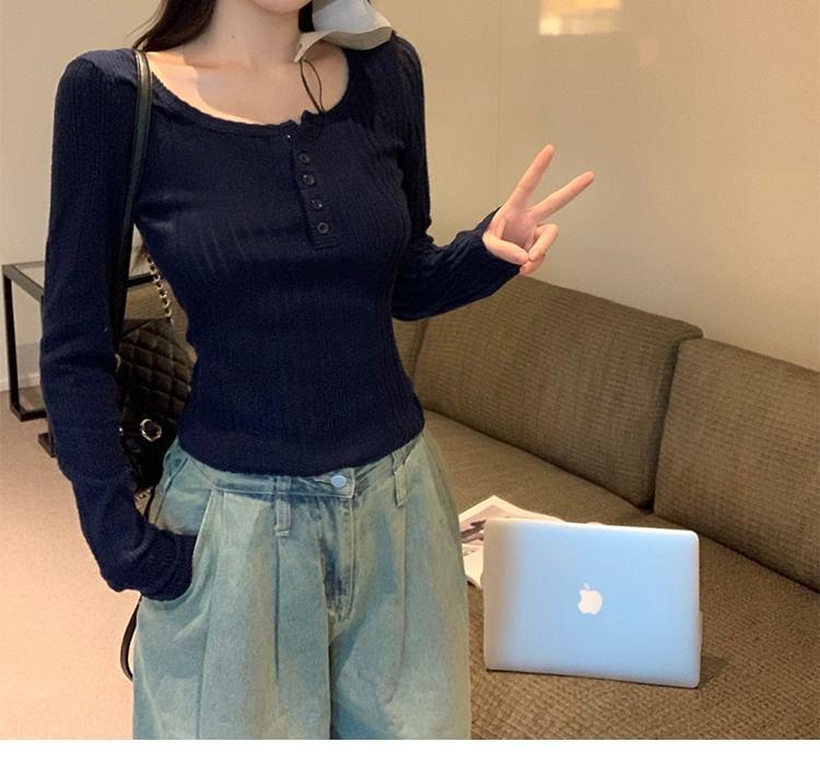 Long-Sleeve Scoop Neck Plain Slim Fit Crop Knit Top Product Image