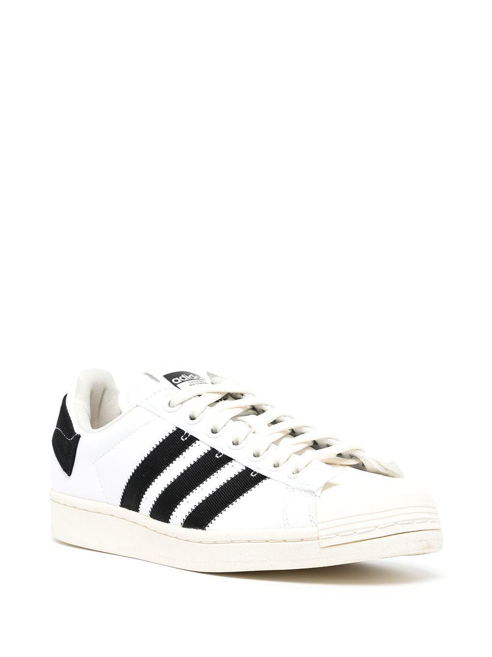 ADIDAS ORIGINALS Signature Stripe Trainers In White Product Image