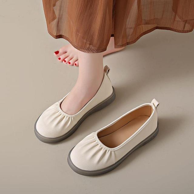 Round Toe Plain Ruched Flats Product Image