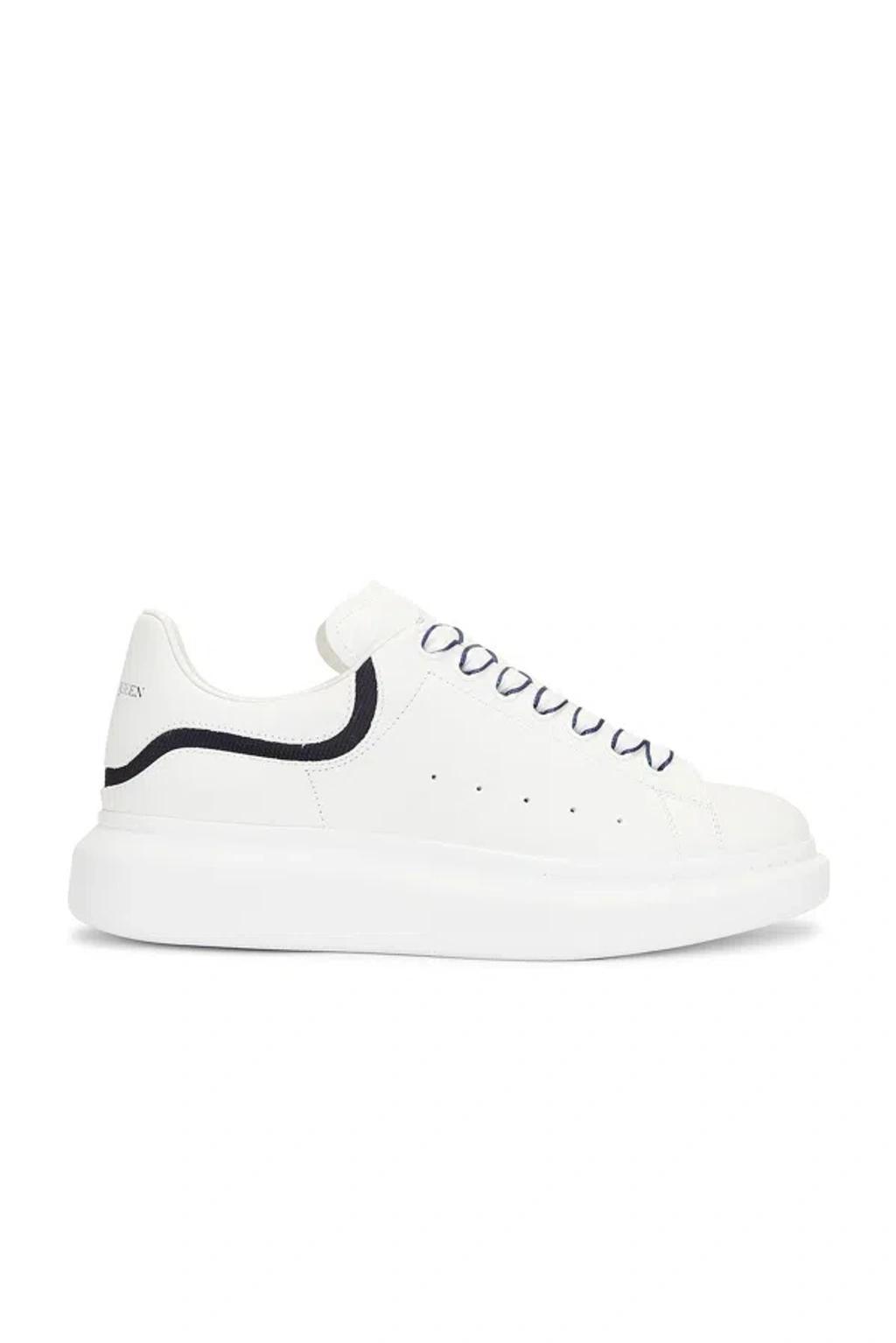 Low Top Sneaker In White & Navy Product Image