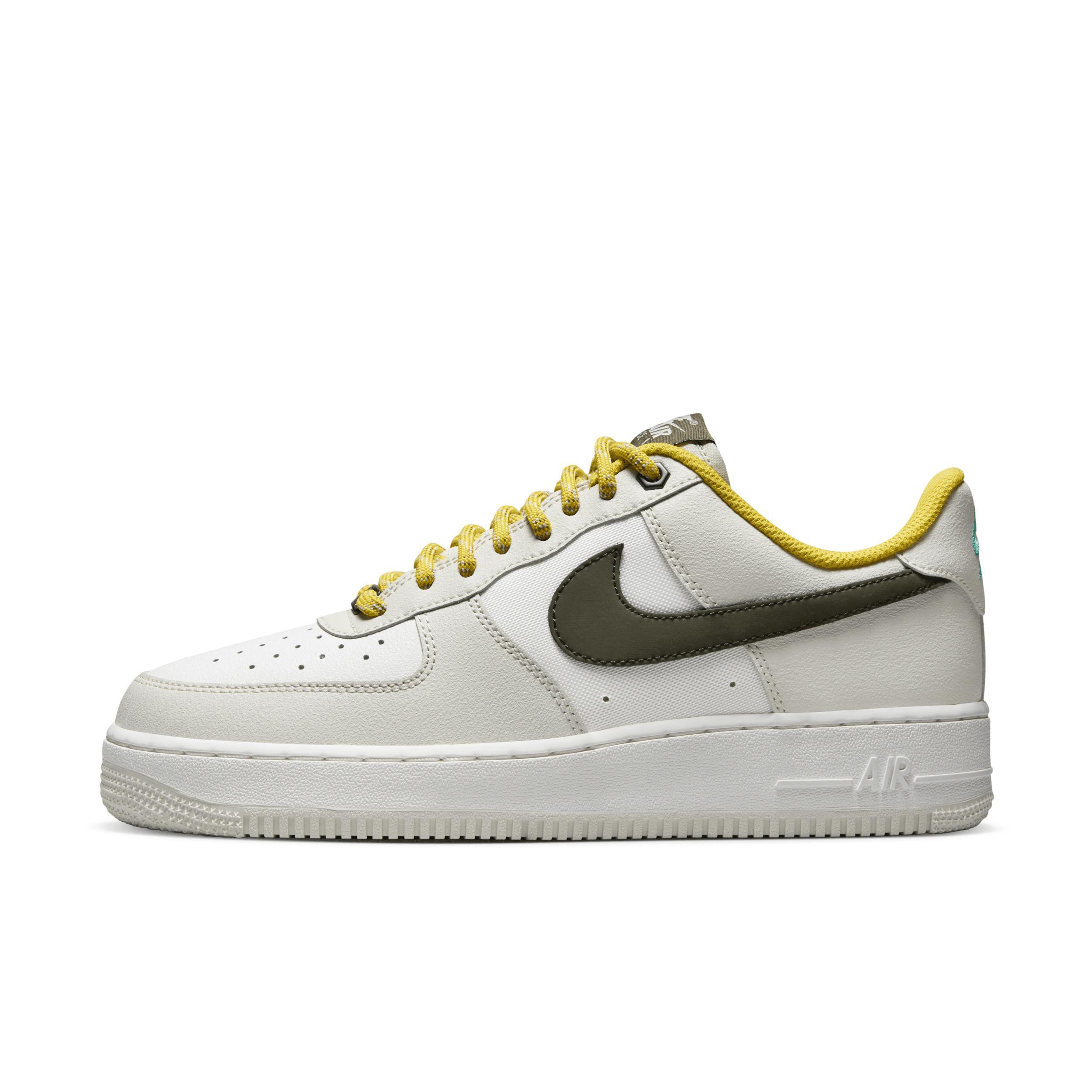 Nike Men's Air Force 1 '07 Premium Shoes Product Image