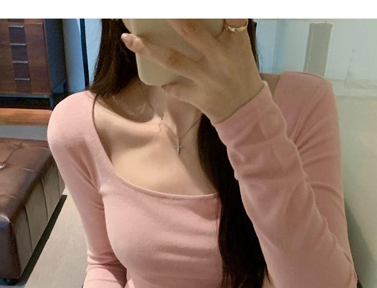 Long-Sleeve Scoop Neck Plain Slim Fit Crop T-Shirt Product Image