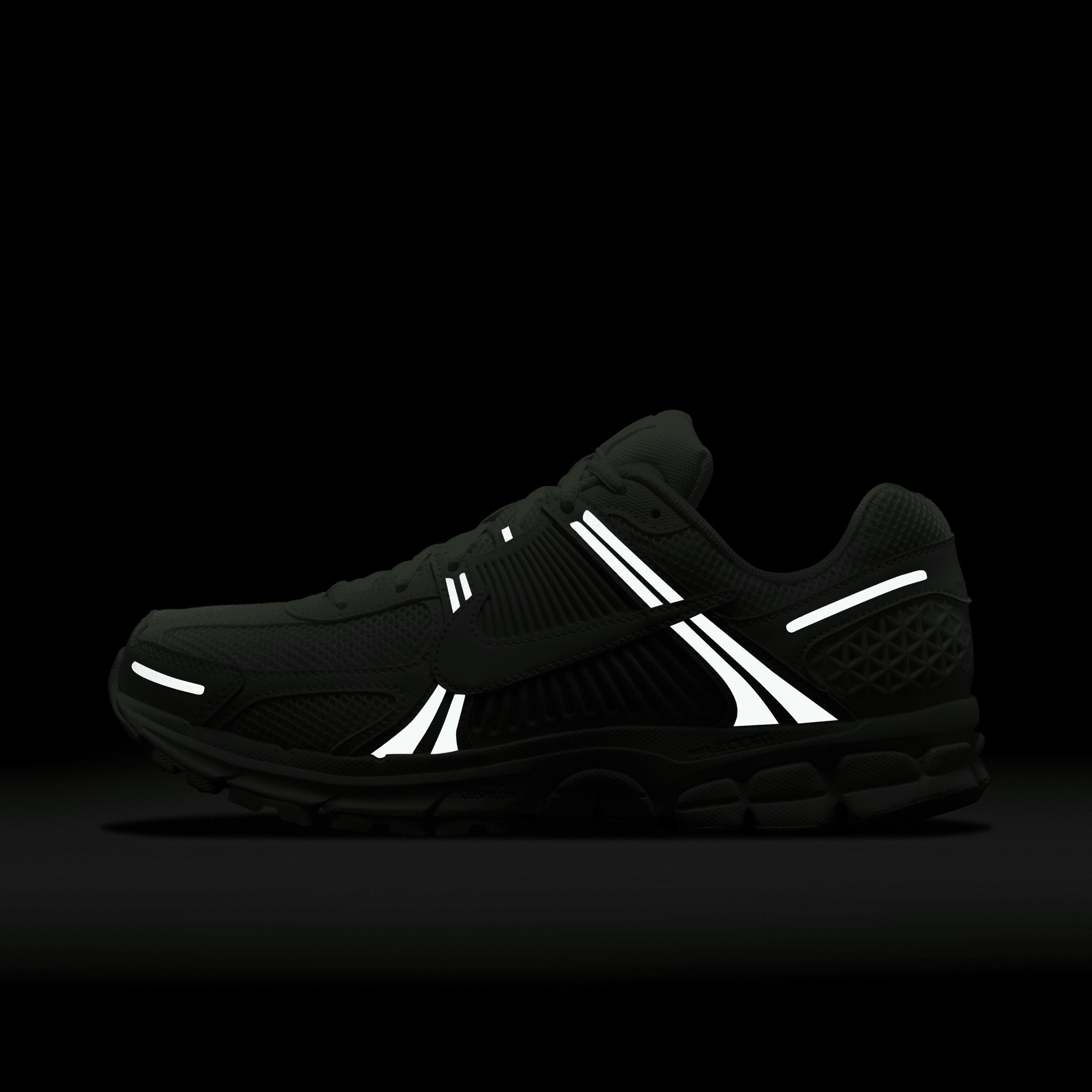 Nike Men's Zoom Vomero 5 Shoes Product Image