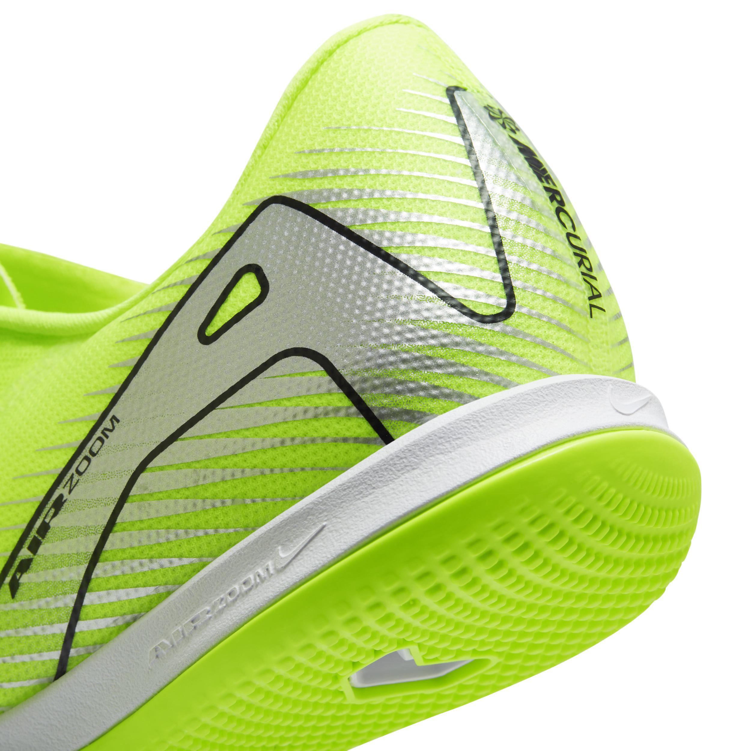 Nike Men's Mercurial Vapor 16 Academy IC Low-Top Soccer Shoes Product Image